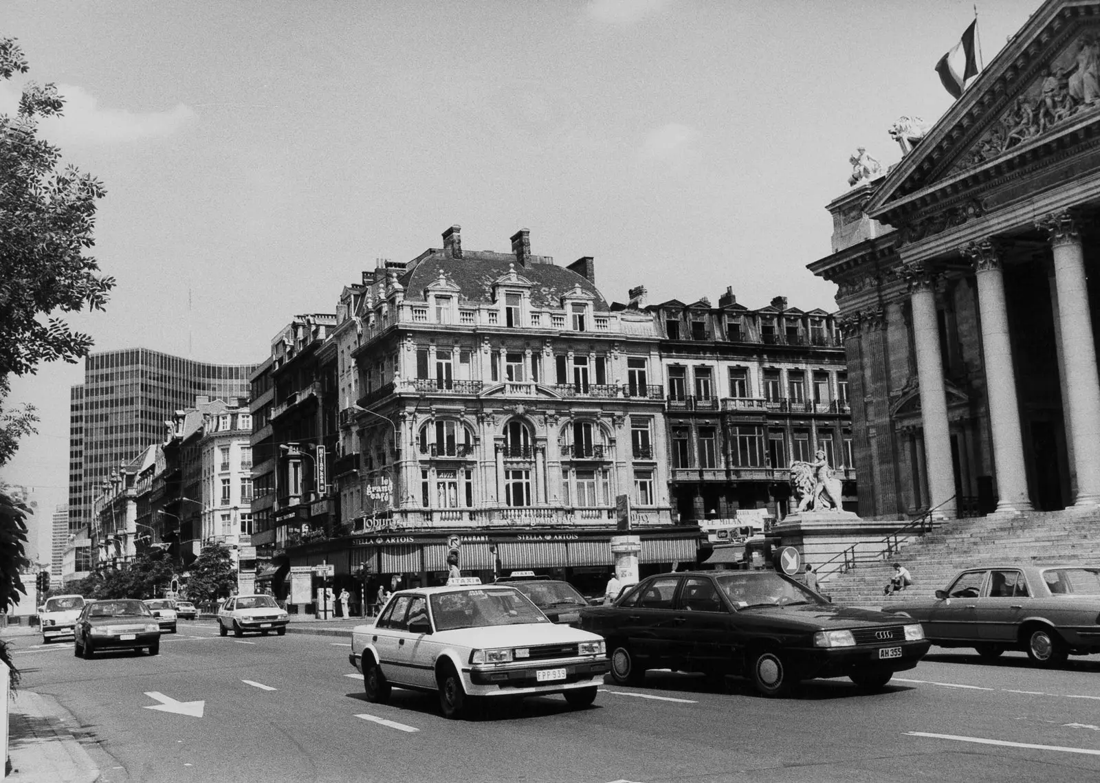 Le boulevard Anspach de la Bourse vers De Brouckère, 1985 © L'inventaire du patrimoine architectural – RBC